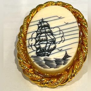 Vintage oval scrimshaw clipper ship pin brooch outlined gold tone rope